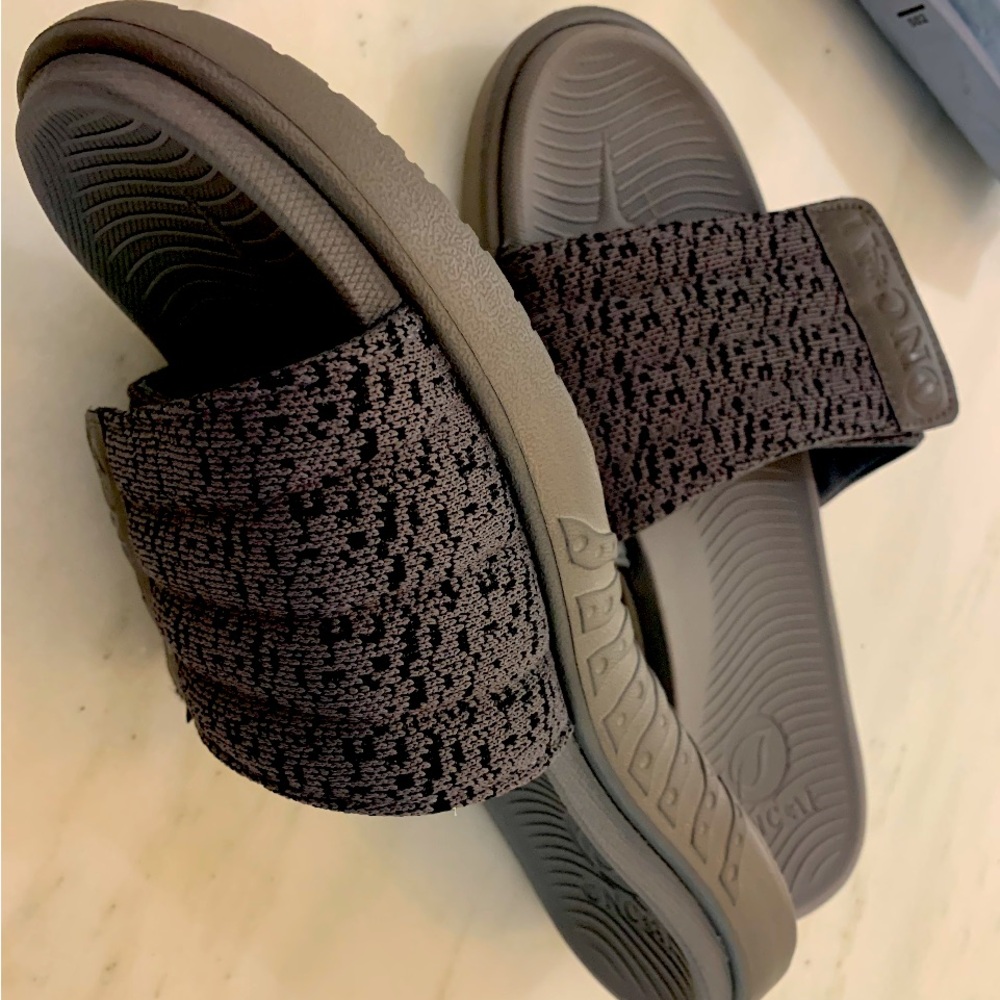 Gray men’s slides 9.5